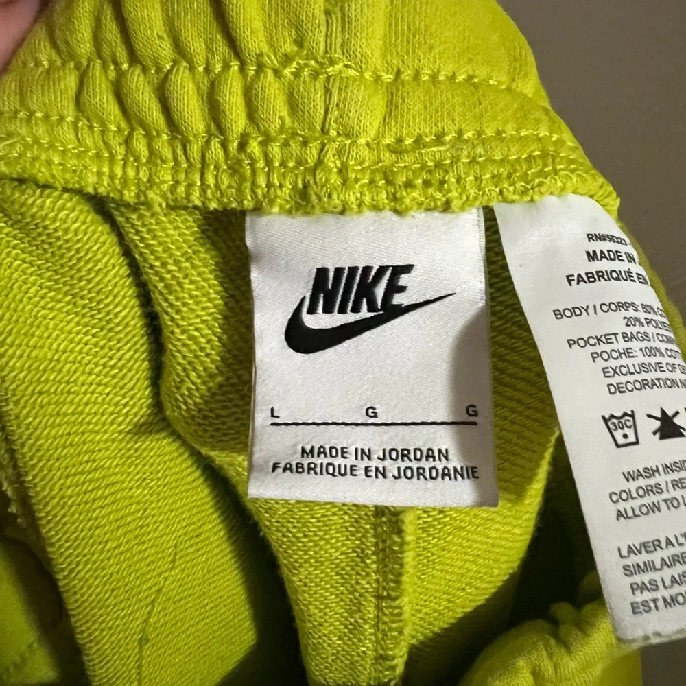 NIKE Classic Fleece Athletic Activewear Casual Logo Shorts Lime Green Boy's Sz L